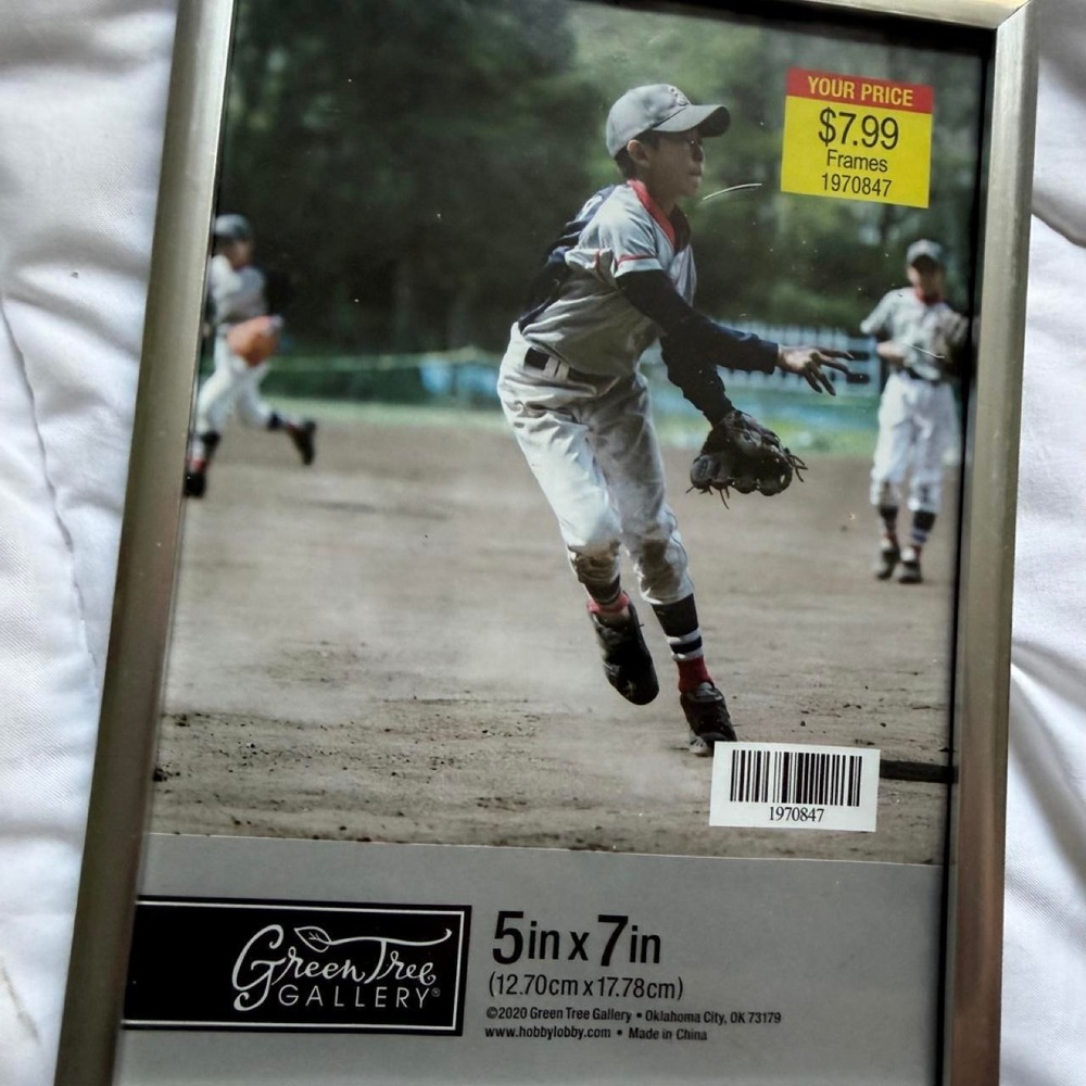 8 picture frames - Picture 6 of 7